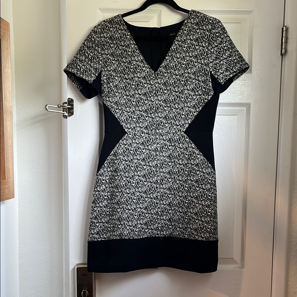 NWT Banana Republic Black and White Sheath Dress V-Neck Short Sleeve